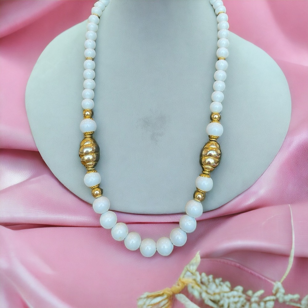 VINTAGE White Single Strand White & Gold Tone Plastic Beaded Necklace Made Korea